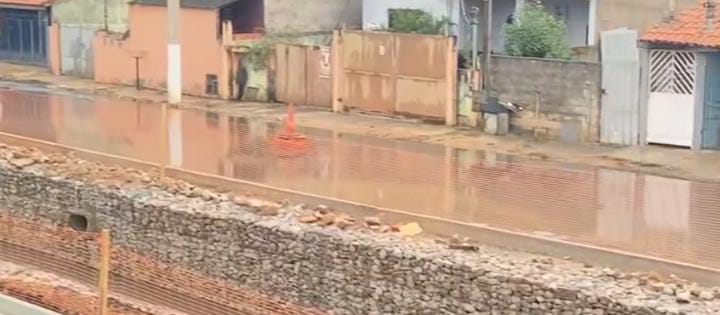 Vítima de obra eterna, Vila São João sofre com mais um alagamento